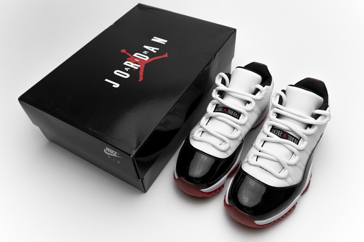 AV2187-160 Air Jordan 11 Low “White Bred”